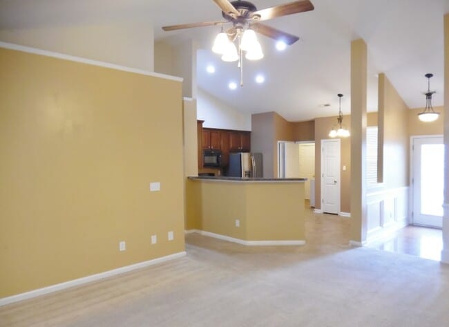 Building Photo - 422 Plamondon Dr