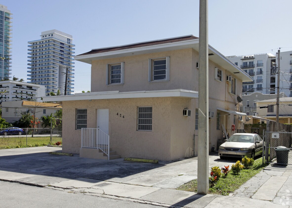 Building Photo - 424 NE 26th Ter