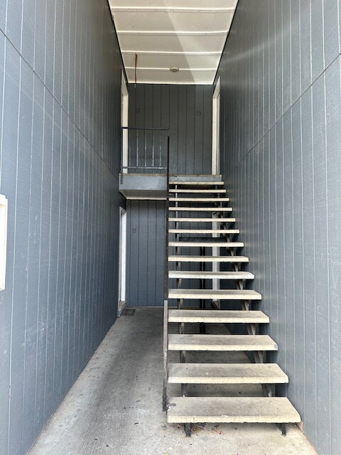 Foto del edificio - 2-Bedroom Apartment, Upstairs, Near Transp...