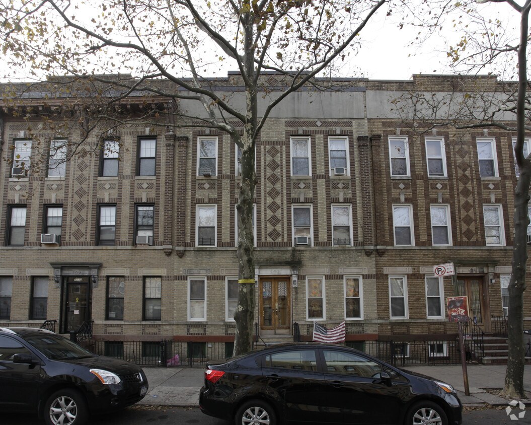 Building Photo - 71-08 67th Pl