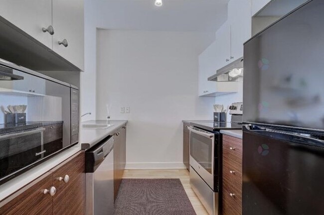 Building Photo - 4600-4600 Av. Colomb