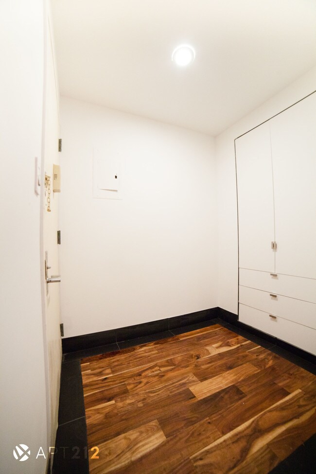 Building Photo - 158 Grand St