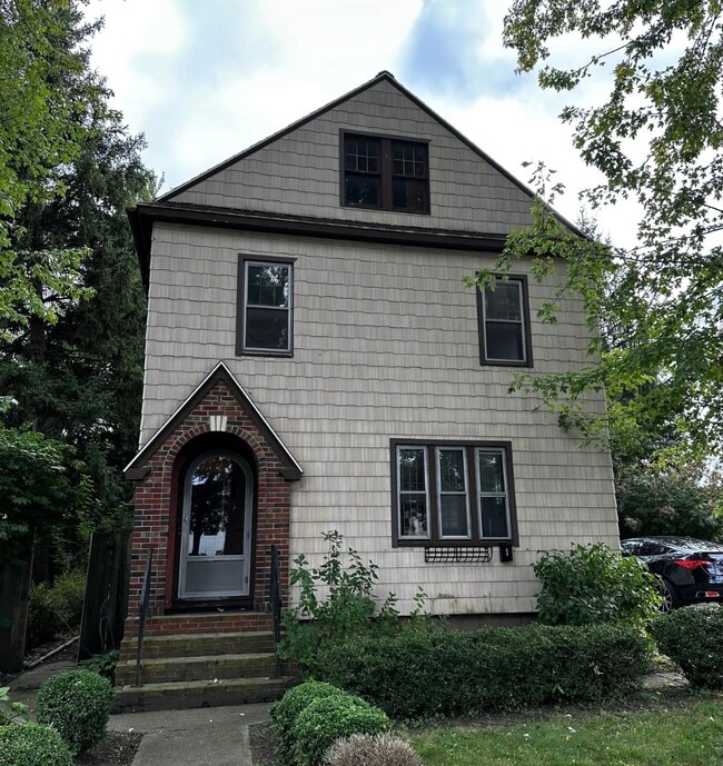 Building Photo - 9 Hickory St