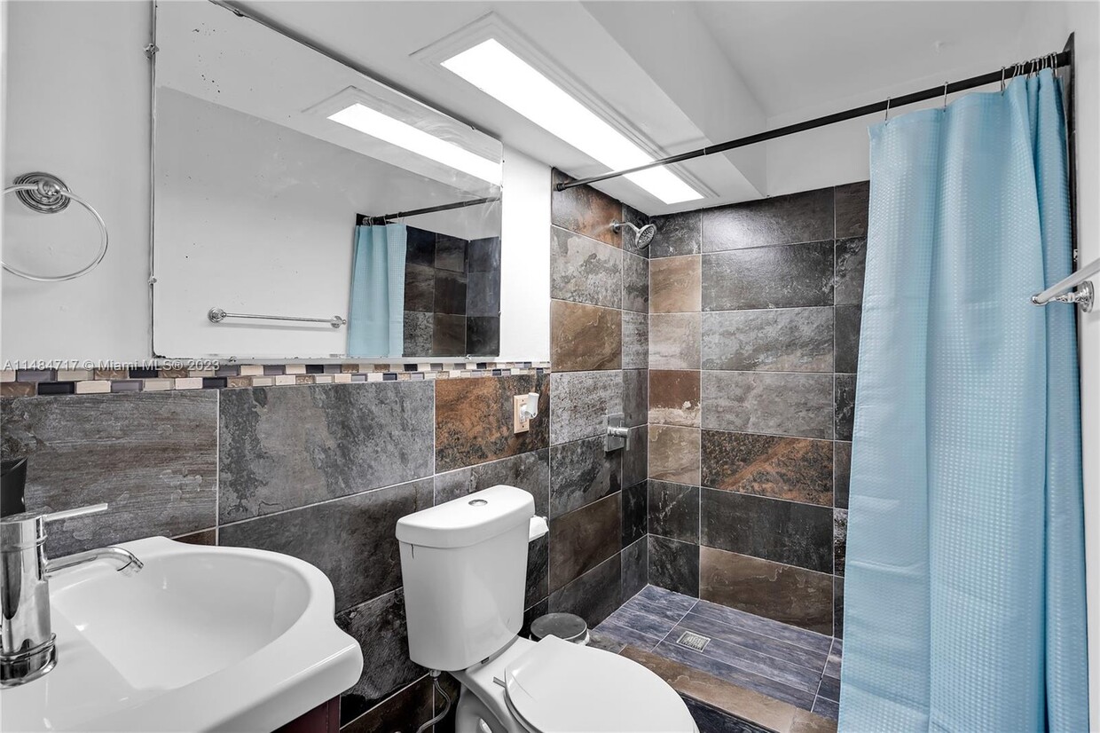Foto del edificio - 2175 NE 56th St