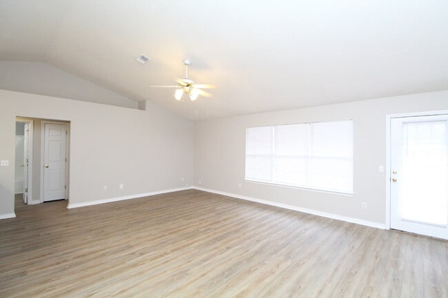 Foto del edificio - 3BR/2BA Brick Home with Vaulted Ceilings, Open Living Areas, 2-Car Garage & Fenced Backyard Near ...