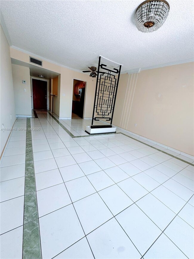 Foto del edificio - 8595 Sunrise Lakes Blvd