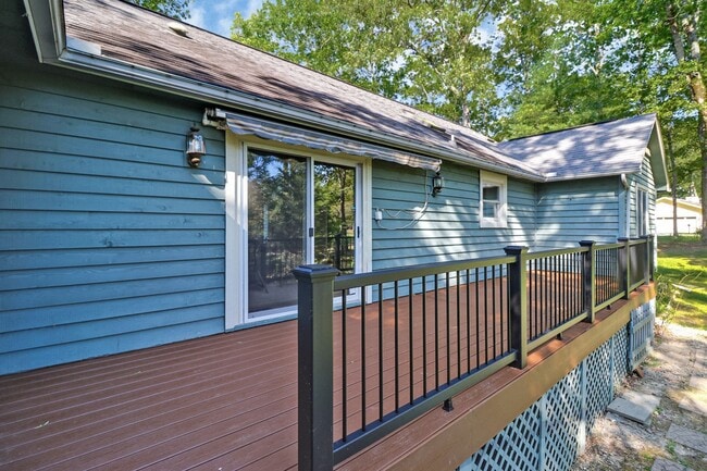 Building Photo - Immaculate, fully furnished property with lake views. Available for 6 to 12 month lease