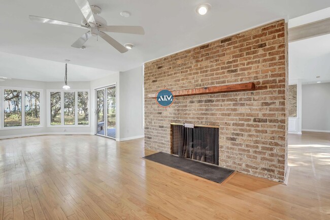 Building Photo - Tranquil 3-Bedroom Home with Marsh Views i...