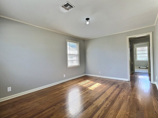 Foto del edificio - 3928 E 1st St