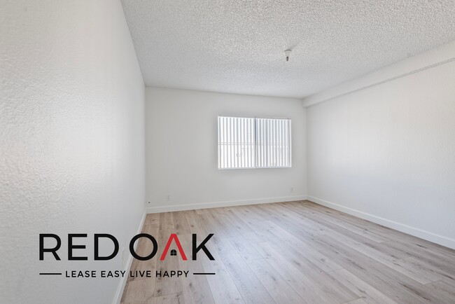 Foto del edificio - ~1 Month FREE~ Cheerful, Spacious Two Bedr...