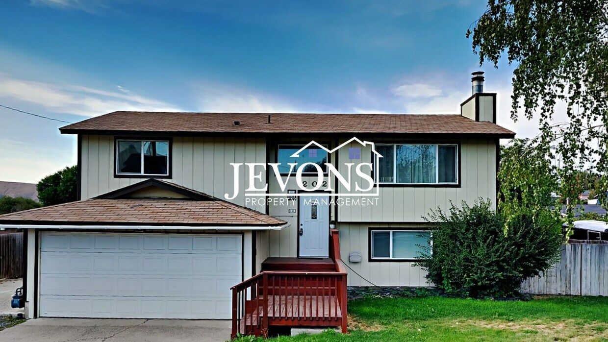 Primary Photo - Spacious 4-bedroom family home with a full...