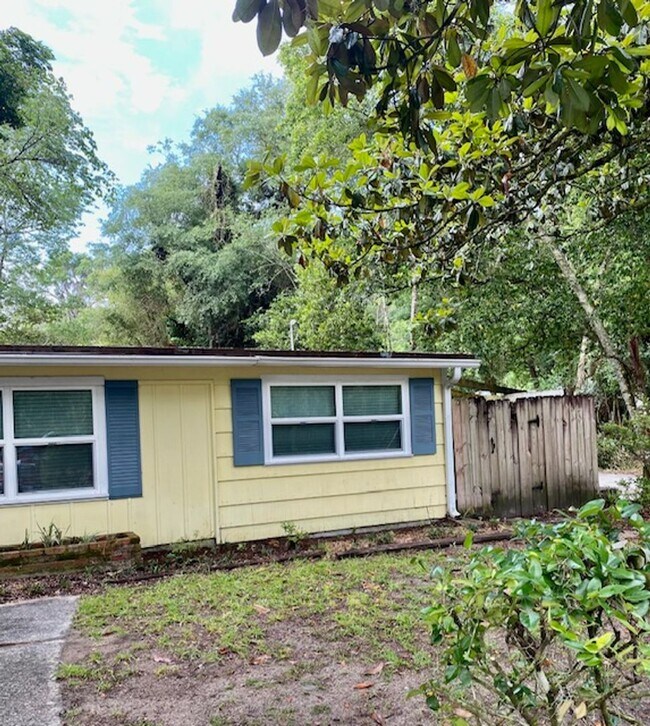Building Photo - Great 3/2 home convenient to UF Campus - c...