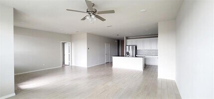 Building Photo - 933 Ravenwood Ln