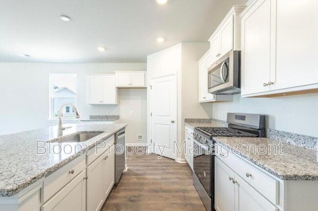 Building Photo - 528 Misty Blf Cir