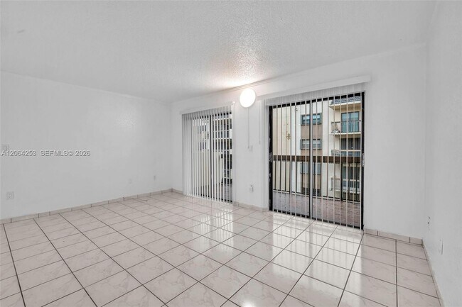 Foto del edificio - 5249 NW 7th St