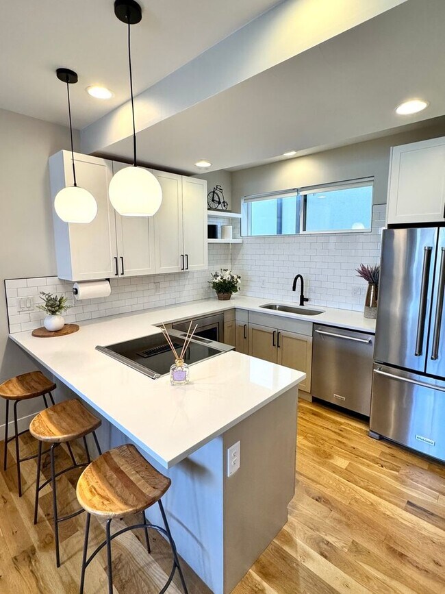 Building Photo - Chic & Modern 1Br/1.5Ba Townhome with priv...