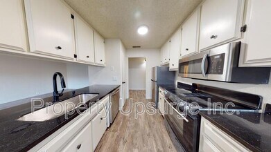Building Photo - 905 Lakeside Dr