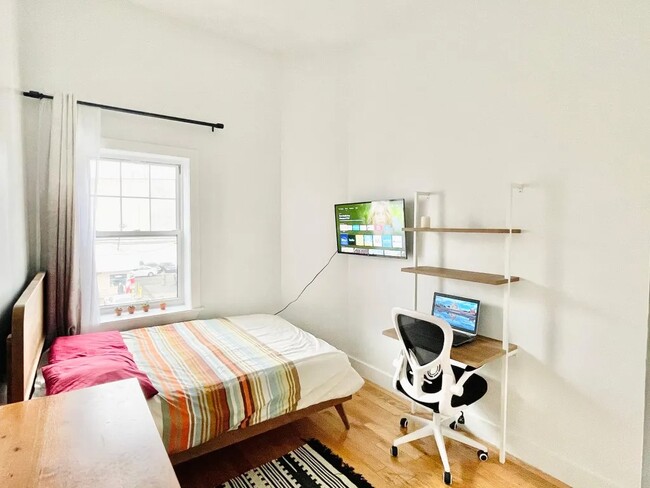 Foto del edificio - Furnished room/NOT APARTMENT