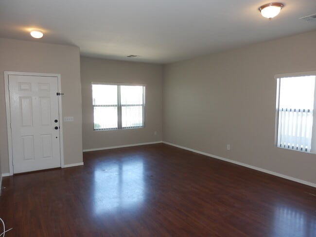 Building Photo - Spacious 2-Story Home with NEW Carpet and ...