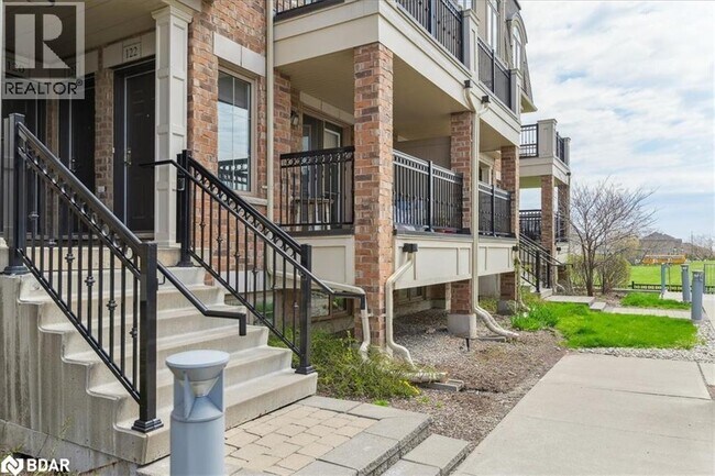 Building Photo - 2441 Greenwich Dr