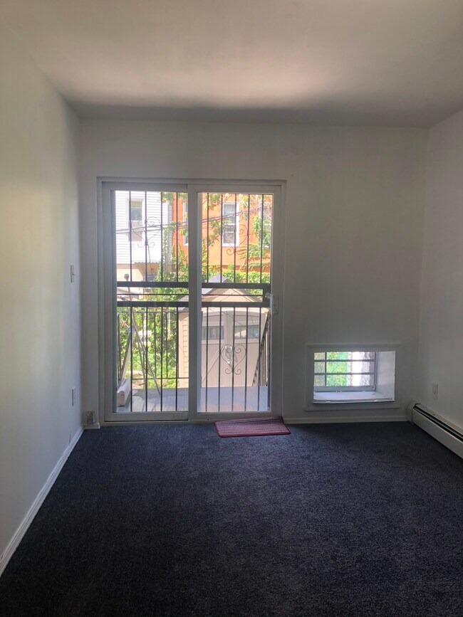 Building Photo - 1007 Halsey St