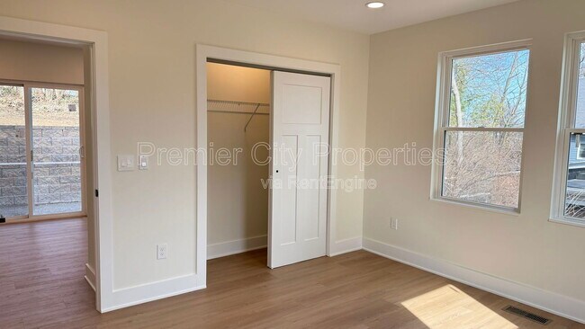 Foto del edificio - 240 Mcgregor Ave