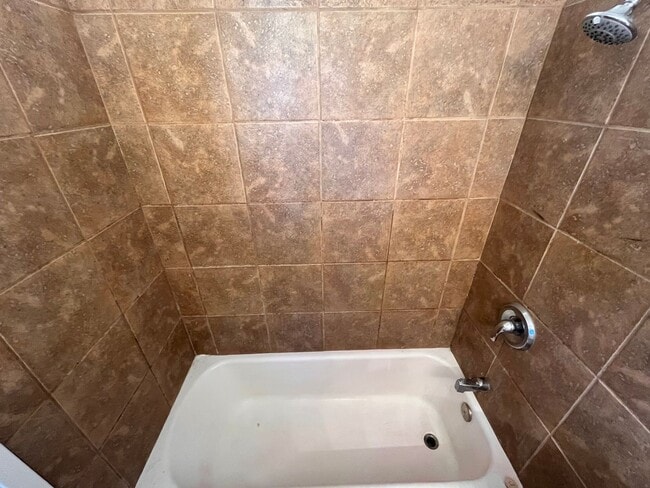 Foto del edificio - BEAUTIFUL NEWLY UPDATED 1 bed / 1 bath at ...