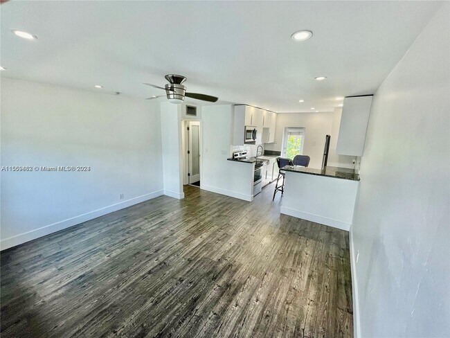 Building Photo - 1049 NE 33rd St
