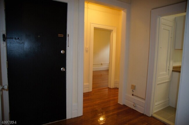 Building Photo - 10 Roosevelt Pl