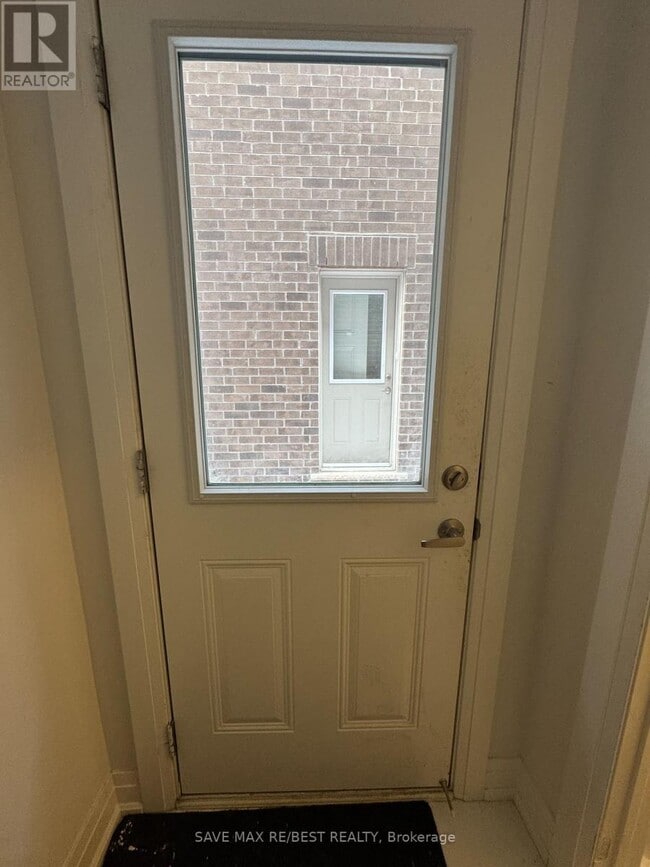 Building Photo - 118 Jura Cres