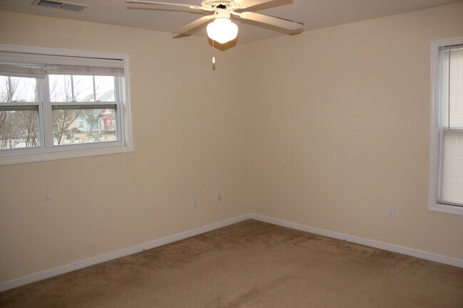 Building Photo - 2160 Lakeside Dr
