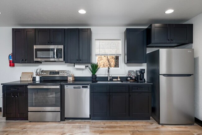 Foto del edificio - Downtown furnished rental w/ all utilities included (avail. Oct. thru May only)