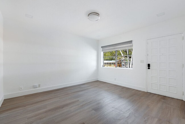 Building Photo - 323 NW 21st Ave