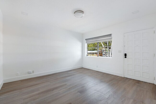 Foto del edificio - 323 NW 21st Ave