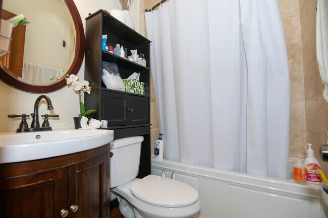 Foto del edificio - Central Mission Hill Location. Steps from the T Stop. In-Unit Washer and Dryer. Recently Renovate...