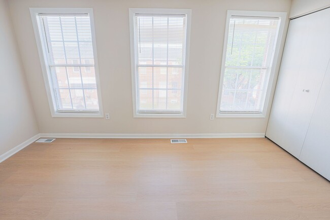 Building Photo - JUST RENOVATED Huge 3 bedroom 3 bathroom t...