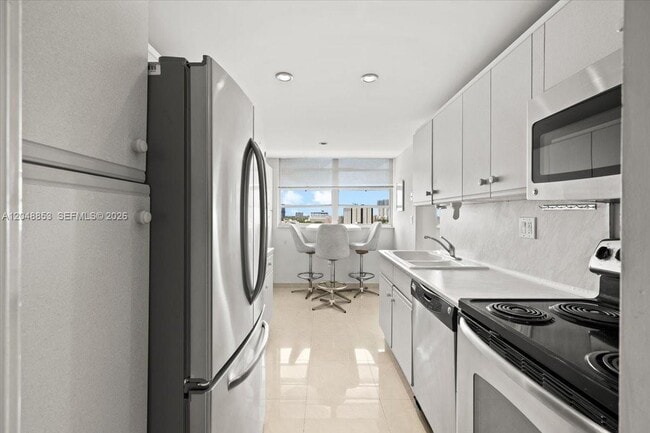 Building Photo - 1833 S Ocean Dr