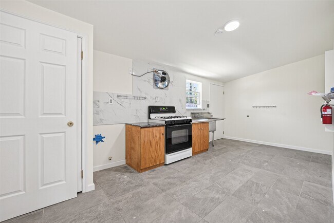 Foto del edificio - 7950 Longridge Dr