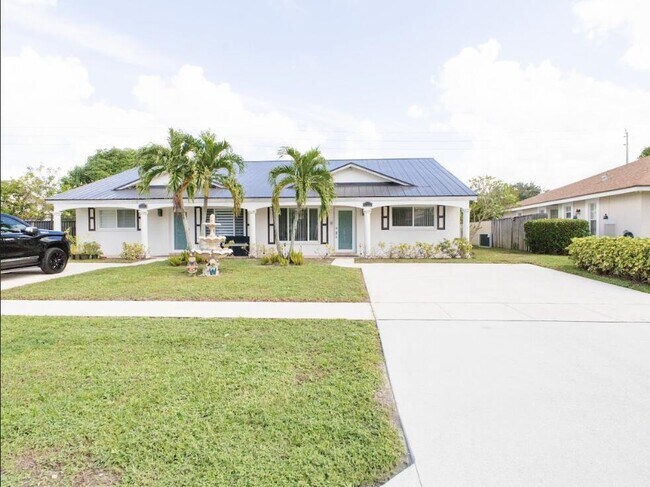 Building Photo - 1322 Riverside Cir