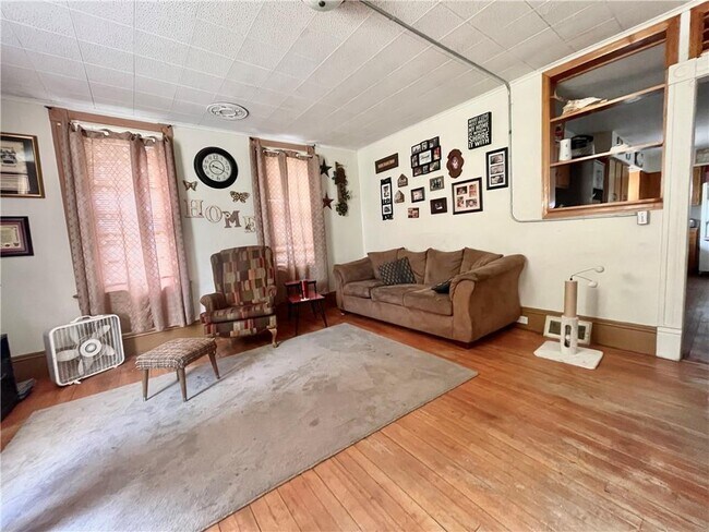 Foto del edificio - 4 bed 2 bath available June 1st