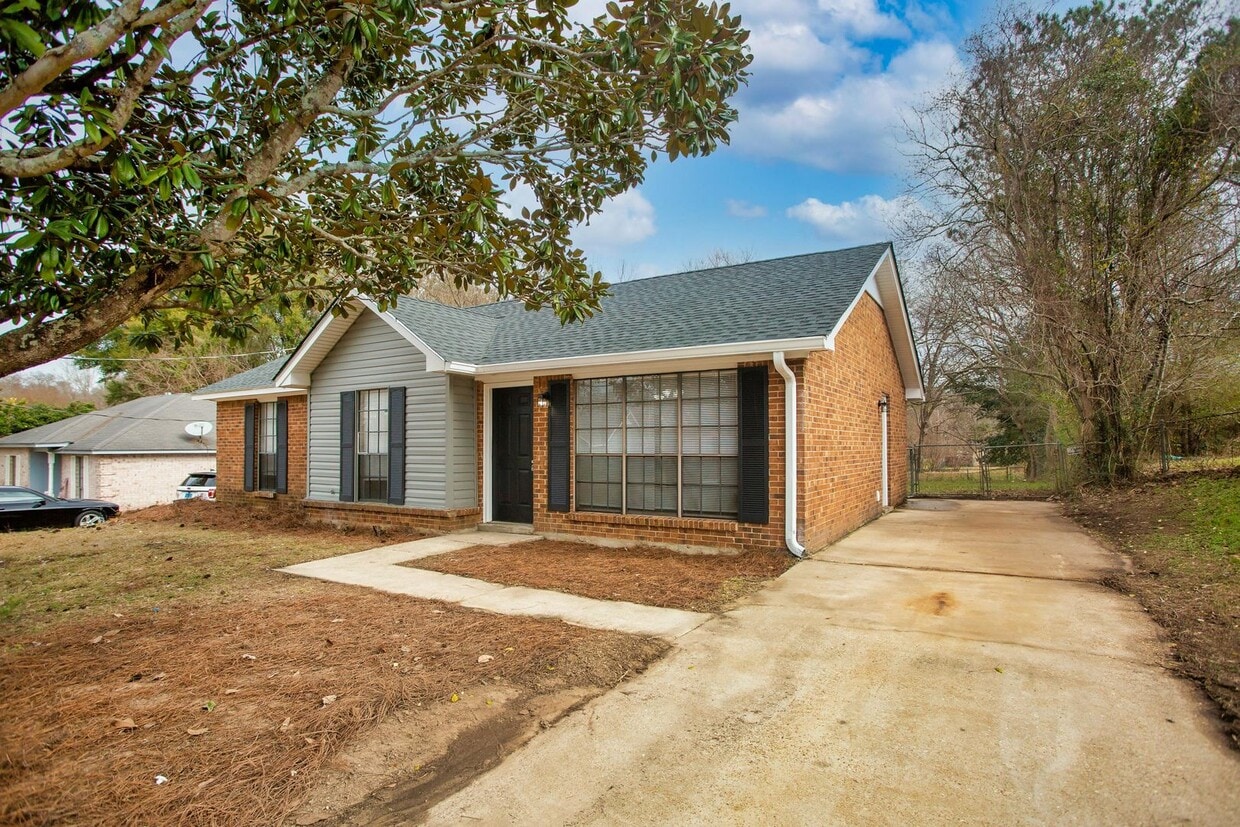 Primary Photo - ** 3 Bed 2 Bath located off Wares Ferry rd...