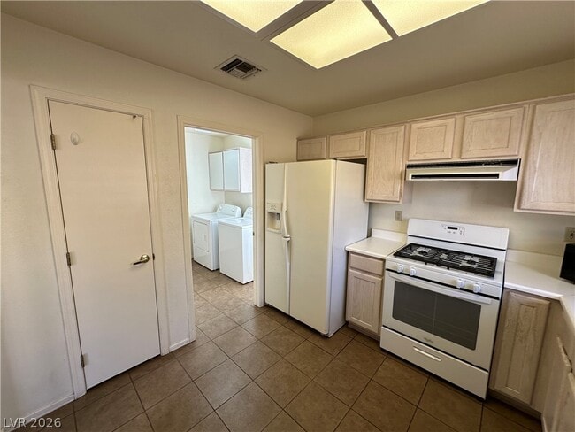 Building Photo - 3001 Lotus Hill Dr