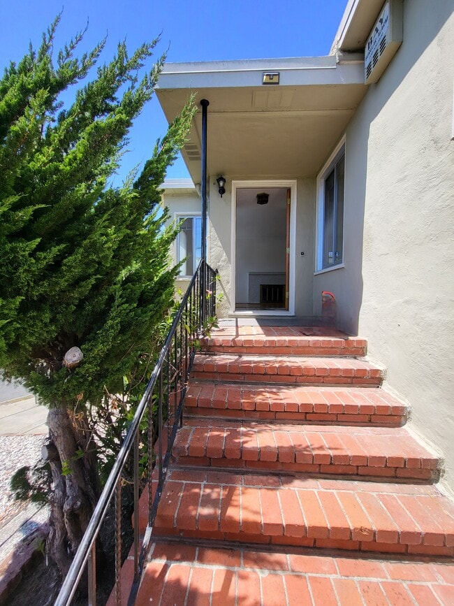 Building Photo - 906 Balra Dr