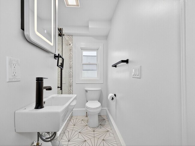 Foto del edificio - No Brokers Fee. In-Unit Washer and Dryer, All New Kitchen Appliances, Yard