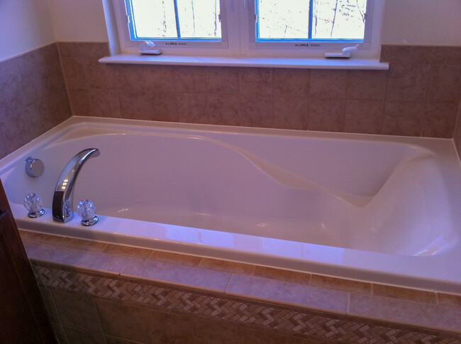 Large garden tub, with separate full size shower and dual vanity - 8319 Gibbs Way