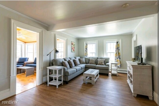 Foto del edificio - 5 br, 3 bath House - 49 Western Ave