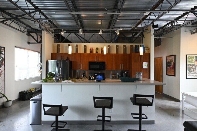 Foto del edificio - AVAILABLE AUGUST: Modern and Updated S. Co...