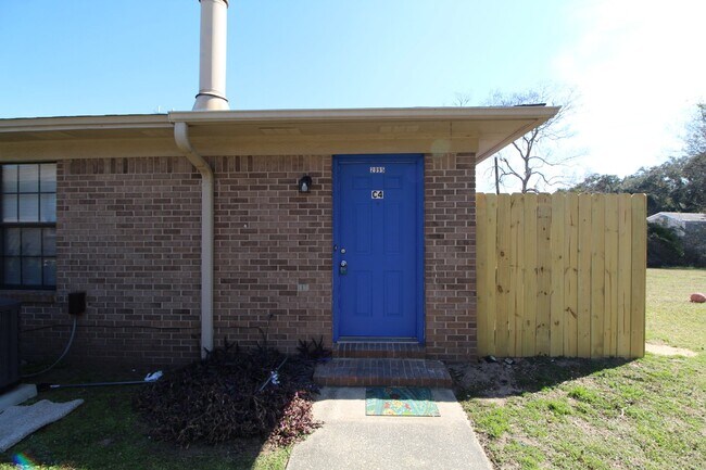 Foto del edificio - Updated 2BR/2BA North Pensacola Apartment with Wood-Look Flooring, Private Fenced Patio & Washer/...