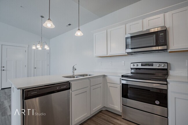 Foto del edificio - **Move-In Ready Condo with Spectacular Mou...
