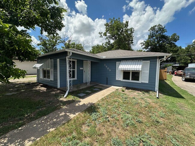 Foto del edificio - 3909 Roselawn Dr